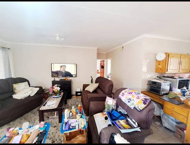 2 BEDROOM PROPERTY TO RENT IN DIE HOEWES